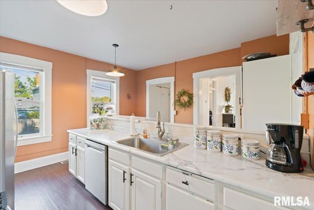 914 FARNAM Street, Davenport, IA 52803