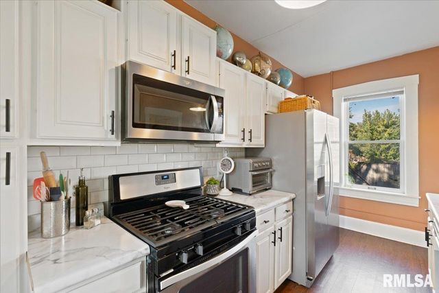 914 FARNAM Street, Davenport, IA 52803