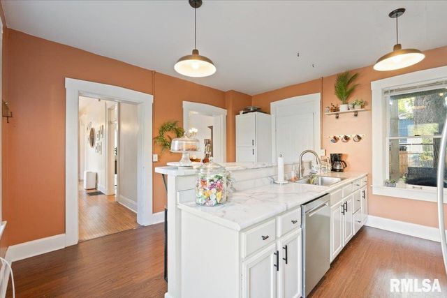 914 FARNAM Street, Davenport, IA 52803