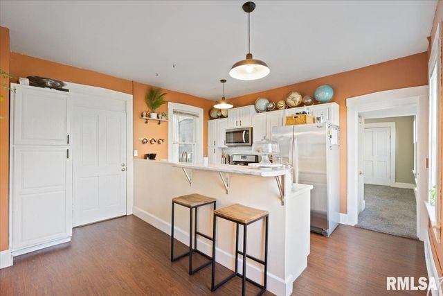 914 FARNAM Street, Davenport, IA 52803