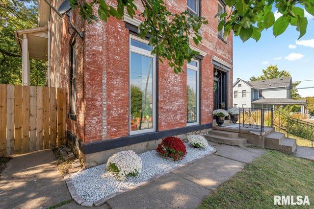 914 FARNAM Street, Davenport, IA 52803