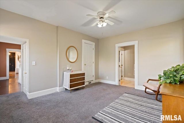 914 FARNAM Street, Davenport, IA 52803