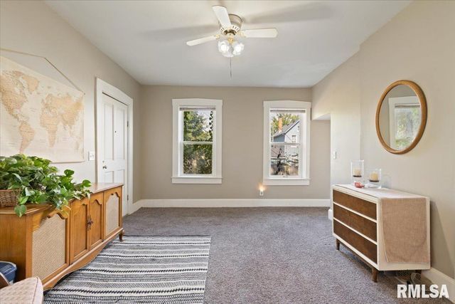 914 FARNAM Street, Davenport, IA 52803