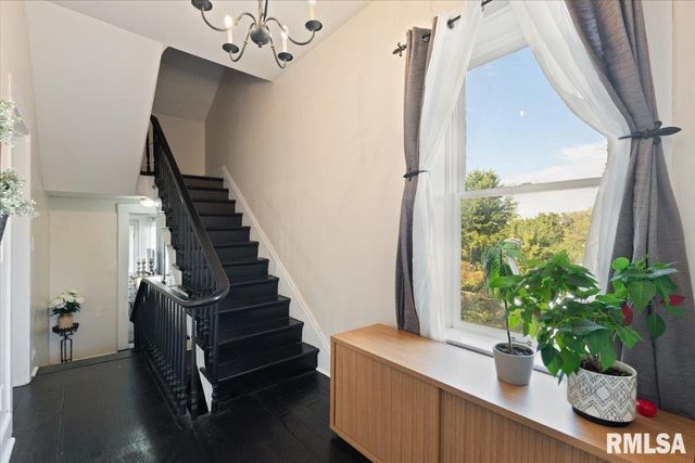 914 FARNAM Street, Davenport, IA 52803