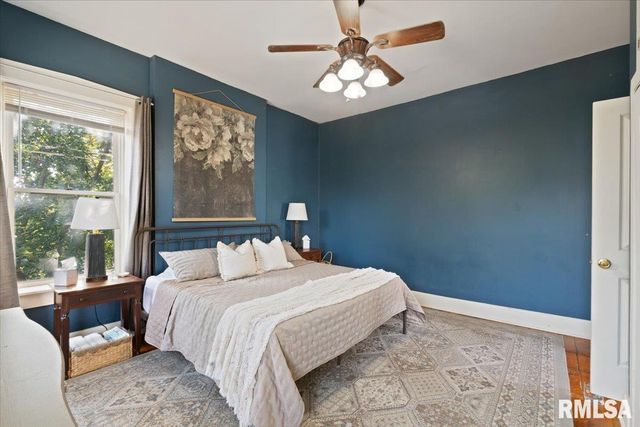 914 FARNAM Street, Davenport, IA 52803