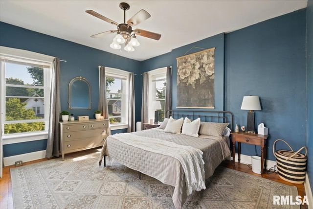 914 FARNAM Street, Davenport, IA 52803