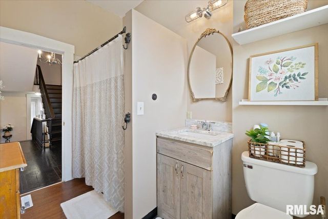 914 FARNAM Street, Davenport, IA 52803