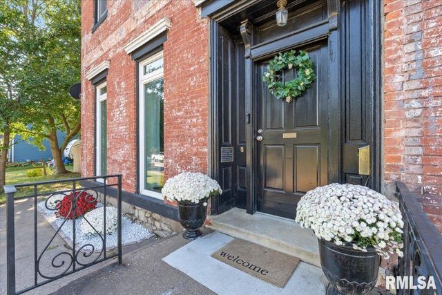 914 FARNAM Street, Davenport, IA 52803