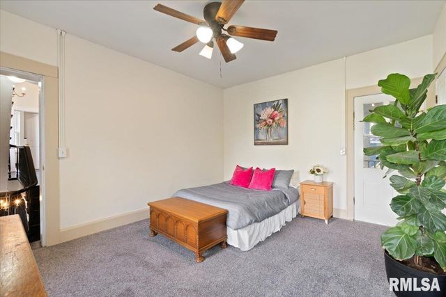 914 FARNAM Street, Davenport, IA 52803