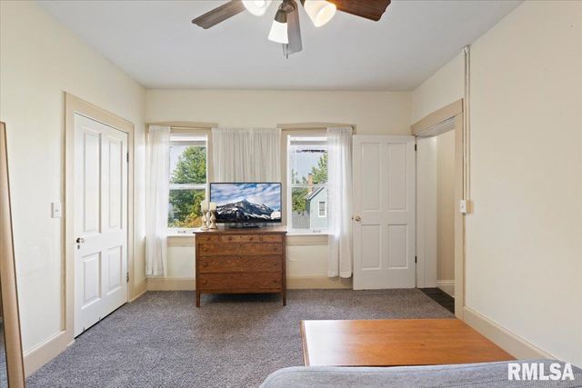 914 FARNAM Street, Davenport, IA 52803