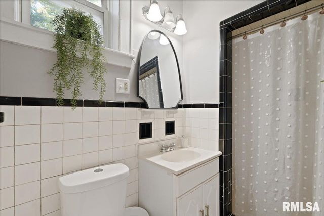 914 FARNAM Street, Davenport, IA 52803