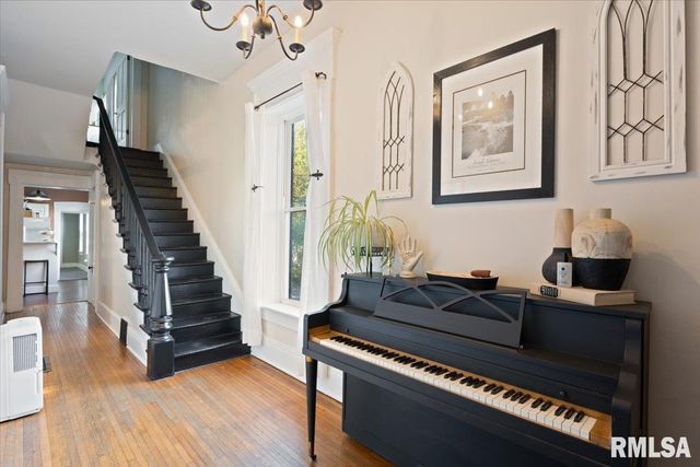 914 FARNAM Street, Davenport, IA 52803