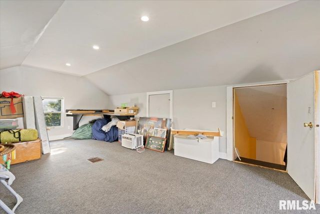 914 FARNAM Street, Davenport, IA 52803