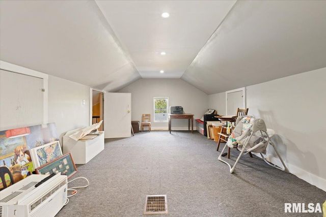 914 FARNAM Street, Davenport, IA 52803