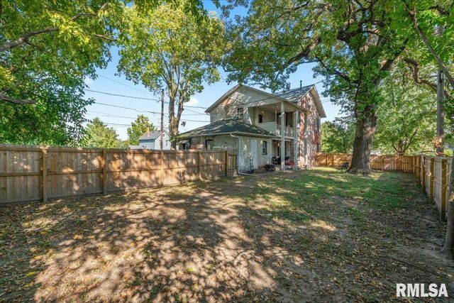 914 FARNAM Street, Davenport, IA 52803