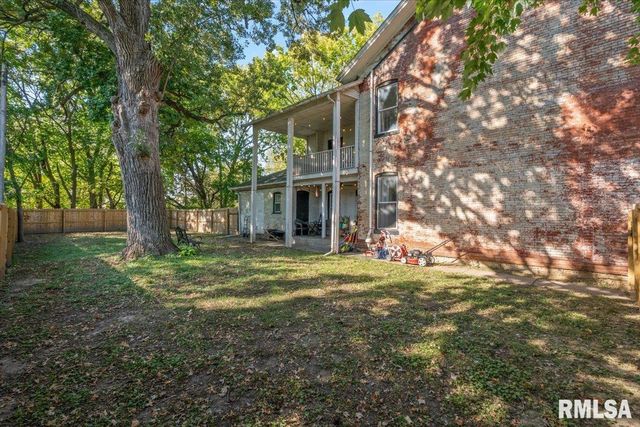 914 FARNAM Street, Davenport, IA 52803