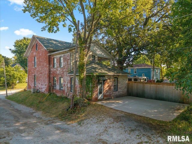 914 FARNAM Street, Davenport, IA 52803