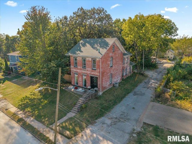 914 FARNAM Street, Davenport, IA 52803