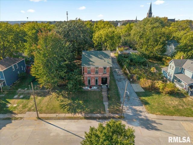 914 FARNAM Street, Davenport, IA 52803