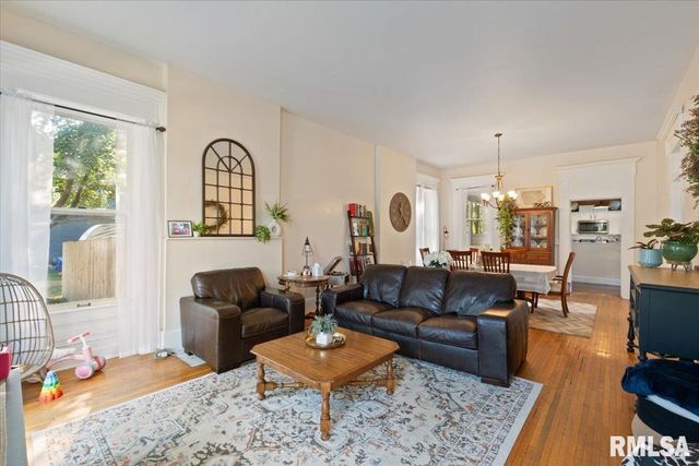 914 FARNAM Street, Davenport, IA 52803