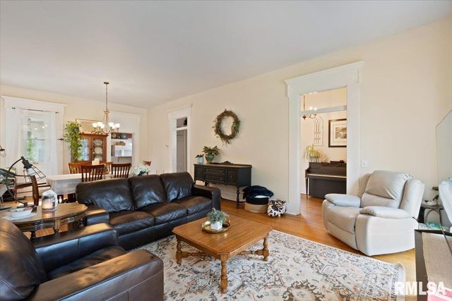 914 FARNAM Street, Davenport, IA 52803