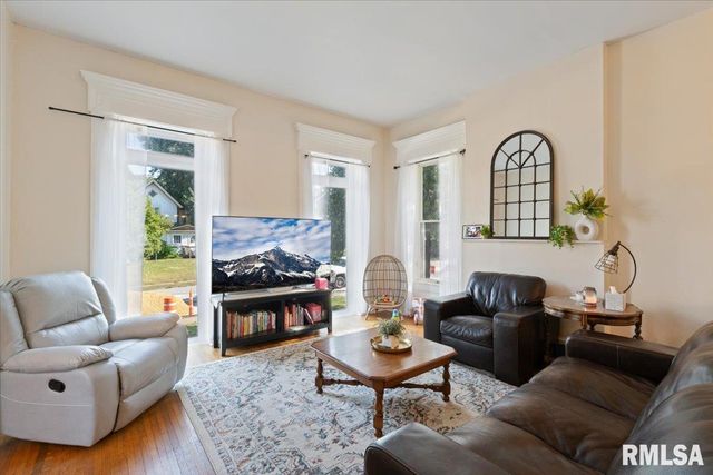 914 FARNAM Street, Davenport, IA 52803