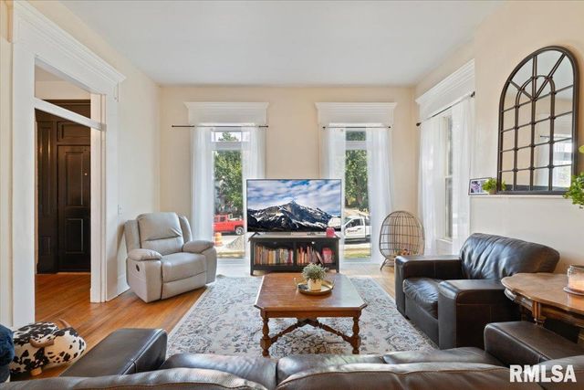 914 FARNAM Street, Davenport, IA 52803