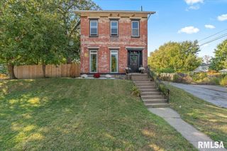 914 FARNAM Street, Davenport, IA 52803