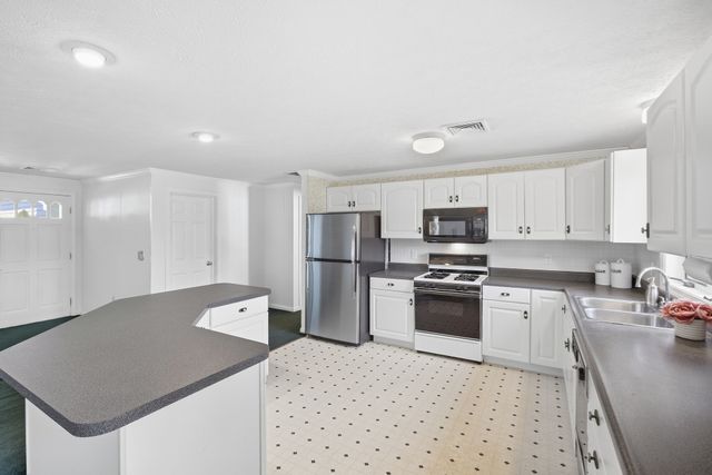 20 Elm St, Dracut, MA 01826