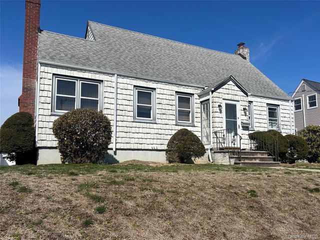 9 Hewlett Point Avenue, East Rockaway, NY 11518