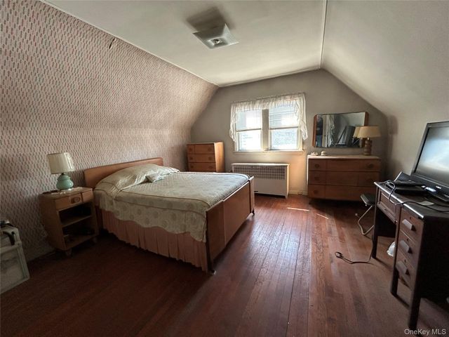 9 Hewlett Point Avenue, East Rockaway, NY 11518