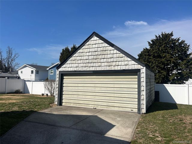 9 Hewlett Point Avenue, East Rockaway, NY 11518