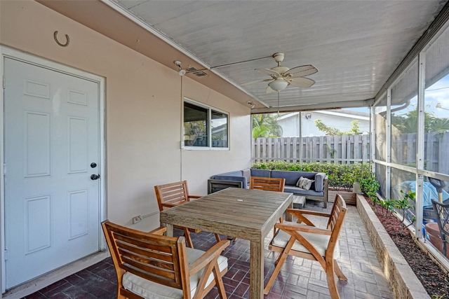 1011 SE 10th Court, Deerfield Beach, FL 33441