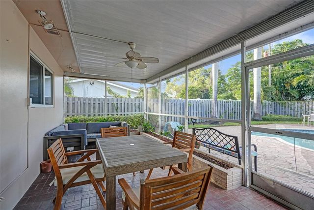 1011 SE 10th Court, Deerfield Beach, FL 33441