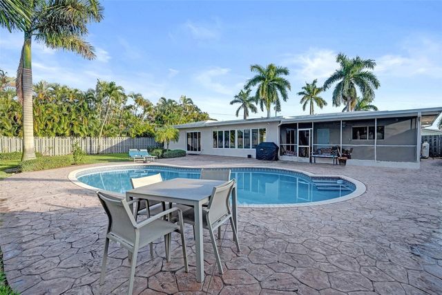 1011 SE 10th Court, Deerfield Beach, FL 33441