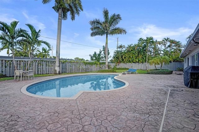 1011 SE 10th Court, Deerfield Beach, FL 33441