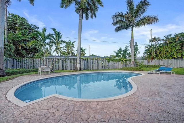 1011 SE 10th Court, Deerfield Beach, FL 33441