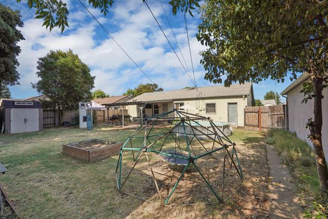 704 N Crescent Ave, Lodi, CA 95240