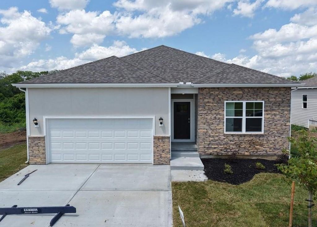 302 Lake Meadows Drive, Smithville, MO 64089