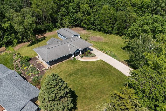 3606 Sun Valley Drive NE, North Liberty, IA 52317