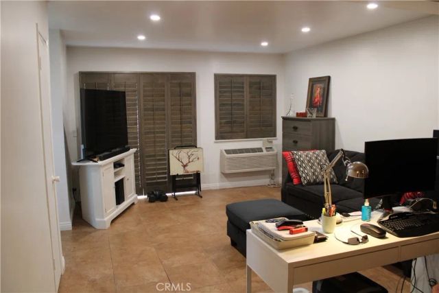 635 N Bristol, Santa Ana, CA 92703