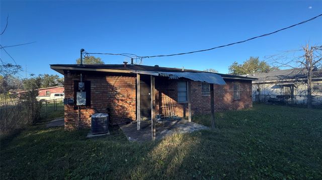 1913 Lincoln Drive, Orange, TX 77630