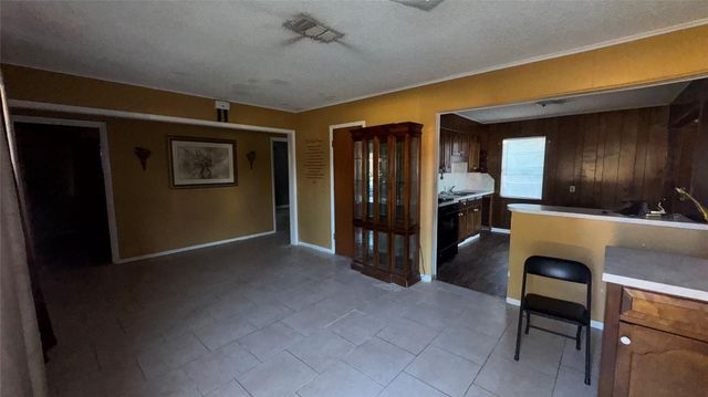 1913 Lincoln Drive, Orange, TX 77630