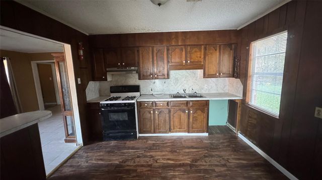 1913 Lincoln Drive, Orange, TX 77630