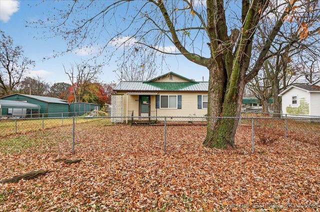 715 S Hickory Street, Nowata, OK 74048