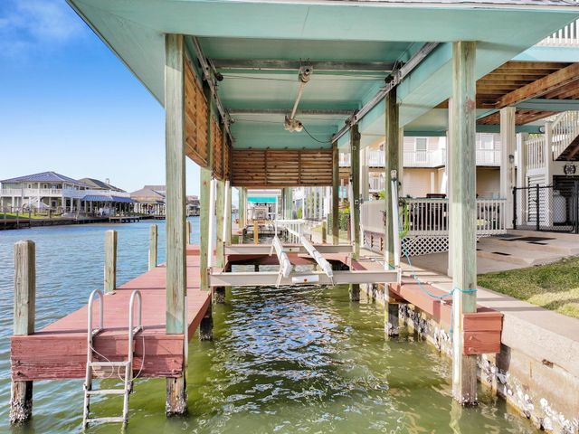 1101 Fountain View Drive, Crystal Beach, TX 77650