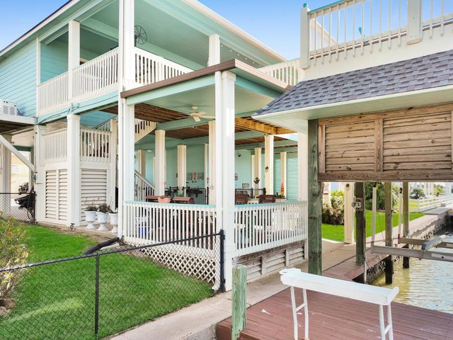 1101 Fountain View Drive, Crystal Beach, TX 77650