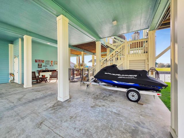 1101 Fountain View Drive, Crystal Beach, TX 77650