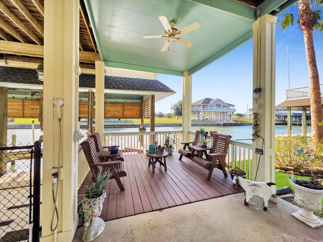 1101 Fountain View Drive, Crystal Beach, TX 77650