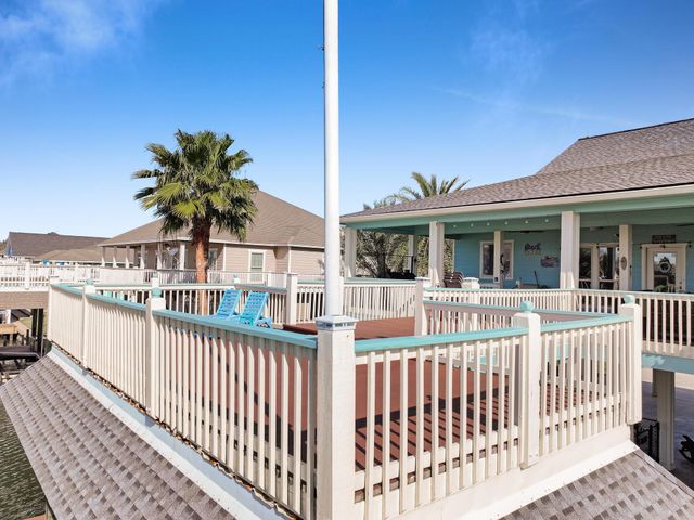 1101 Fountain View Drive, Crystal Beach, TX 77650